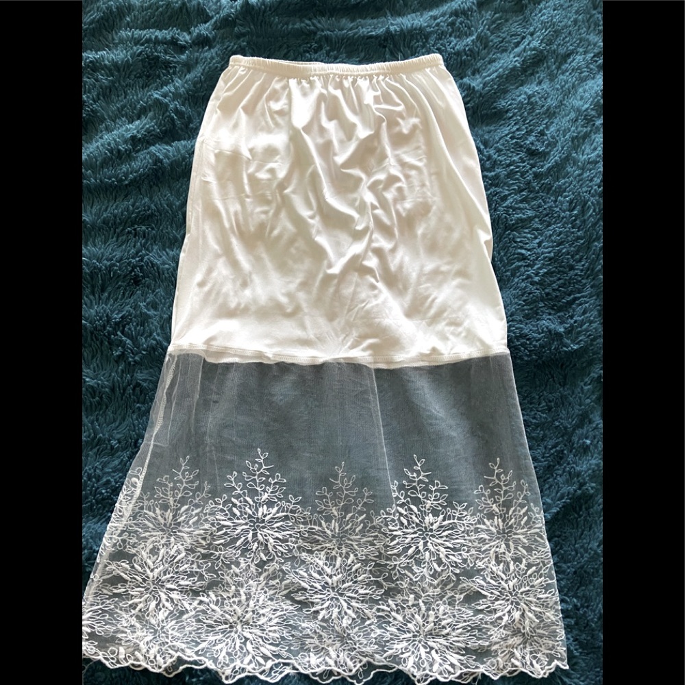 Ladies medium skirt extender/slip